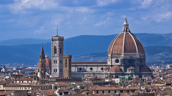 Blick auf das Häusermeer von Florenz. Der Dom mit der riesigen Kuppel sticht deutlich hervor, rechts daneben der Turm des Palazzo Vecchio.