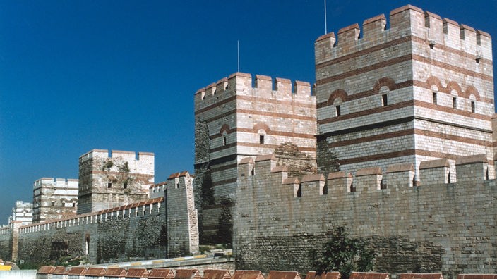 Ein Teil der Stadtmauer mit vier eckigen Türmen