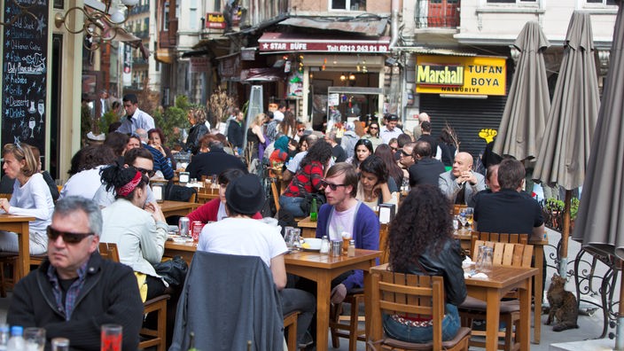 Straßenrestaurants im Istanbuler Stadtteil Beyoğlu