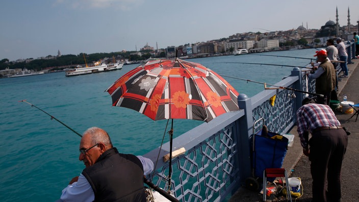 Zahlreiche Angler auf der Galata-Brücke | Bildquelle: AP/Lefteris Pitarakis Zahlreiche Angler auf der Galata-Brücke