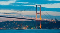 Beleuchtete Brücke über den Bosporus