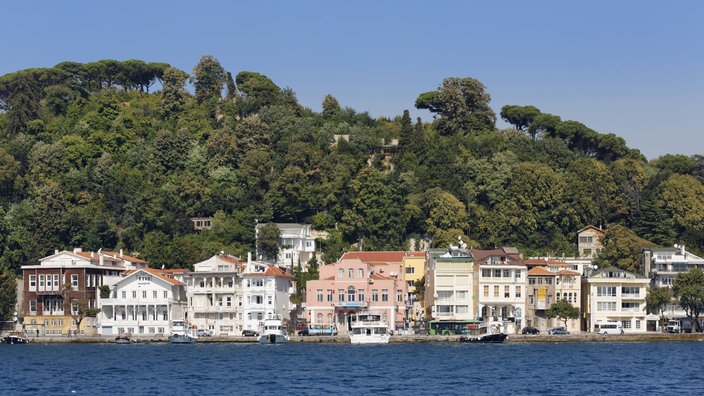 Ufer mit Häusern am Bosporus | Bildquelle: Imago/Westend61 Ufer mit Häusern am Bosporus