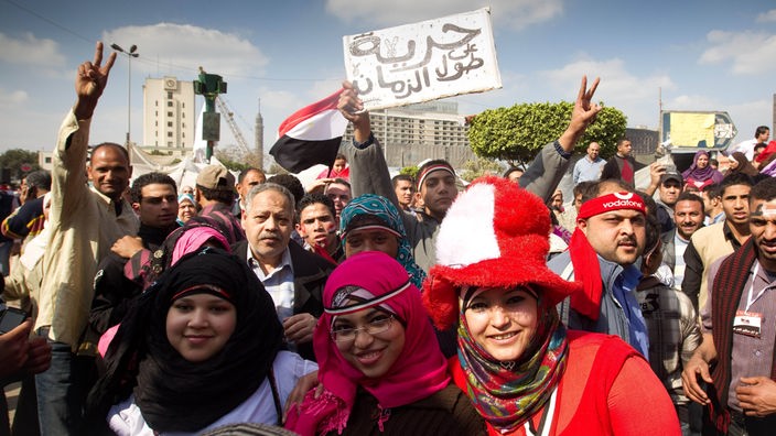 Mehrere Dutzend Demonstranten auf Kairos Tahrir-Platz, alte und junge, Frauen und Männer, lachen in die Kamera oder zeigen das Victory-Zeichen