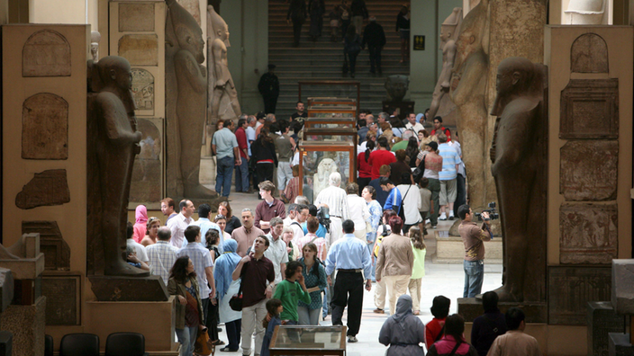 Besucher zwischen altägyptischen Statuen und Schaukästen.