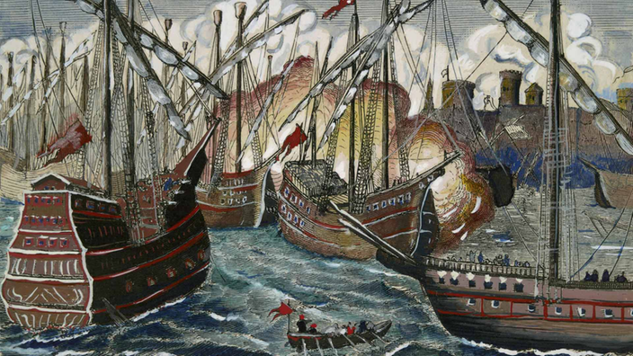 Vier wuchtige hölzerne Segelschiffe vor einem schwach erkennbaren Stadtpanorama. Rauchschwaden und Feuer der Schießereien verhindern die Sicht.