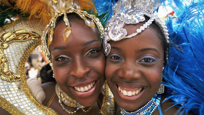 Die Gesichter von zwei lachenden dunkelhäutigen Frauen. | Bildquelle: Mauritius Images/SuperStock Die Gesichter von zwei lachenden dunkelhäutigen Frauen.