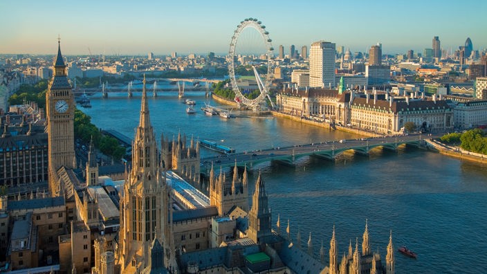 Blick über London, unter anderem auf Big Ben, London Eye und die Themse
