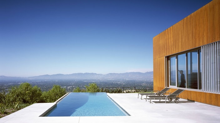 Modernes Holzhaus mit Pool | Bildquelle: Imago/Arcaid Images/John Edward Linden Modernes Holzhaus mit Pool