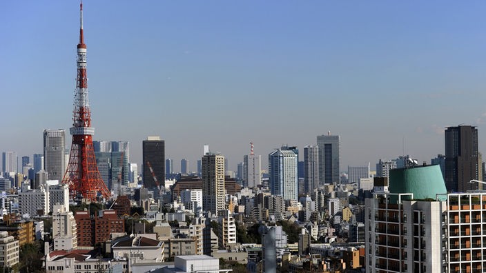 Die Skyline der japanischen Hauptstadt Tokio mit dem Fernsehturm "Tokyo Tower".