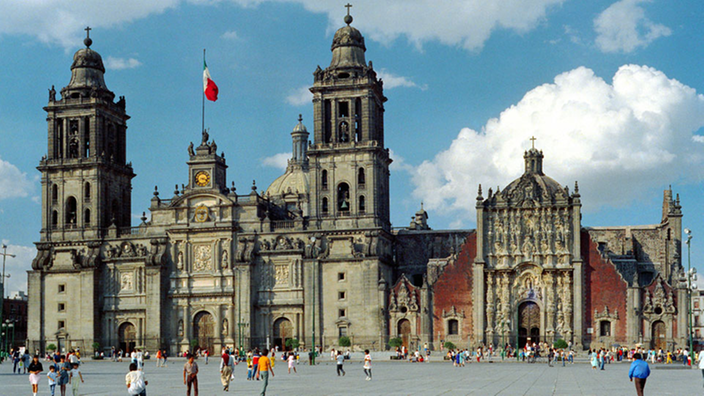Kathedrale mit Vorplatz in Mexiko-Stadt.