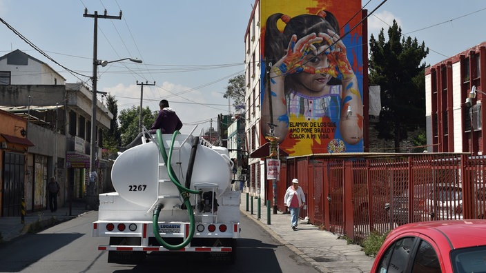 Tanklaster in Mexiko-Stadt | Bildquelle: AFP/Yuri Cortez Tanklaster in Mexiko-Stadt