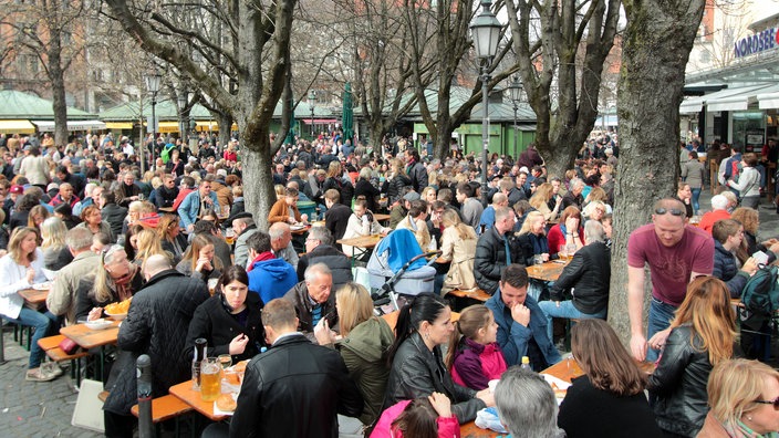 Voll besetzter Biergarten | Bildquelle: Imago/Ralph Peters Voll besetzter Biergarten