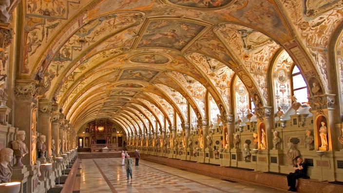Restaurierter Saal des Antiquariums | Bildquelle: Mauritius Restaurierter Saal des Antiquariums