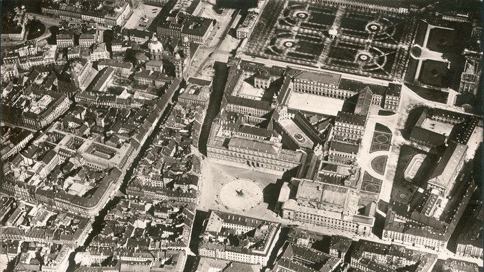 Das Foto zeigt eine Luftaufnahme der Innenstadt Münchens von 1917. Auch die Residenz ist deutlich zu erkennen. In ihrer Mitte liegt der Brunnenhof. Er ist umgeben von weiteren Höfen und Gebäuden. | Bildquelle: akg Das Foto zeigt eine Luftaufnahme der Innenstadt Münchens von 1917. Auch die Residenz ist deutlich zu erkennen. In ihrer Mitte liegt der Brunnenhof. Er ist umgeben von weiteren Höfen und Gebäuden.