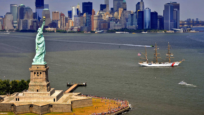 Blick auf die Freiheitsstatue im Hafen New Yorks.