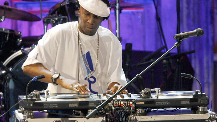 Hip-Hop-DJ Grandmaster Flash bei einem Auftritt.