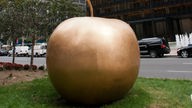 Die Apfel-Skulptur "Pomme de New York" der Künstler Claude und François-Xavier Lalanne