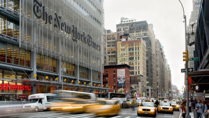 Taxis und Autos vor dem Gebäude der New York Times