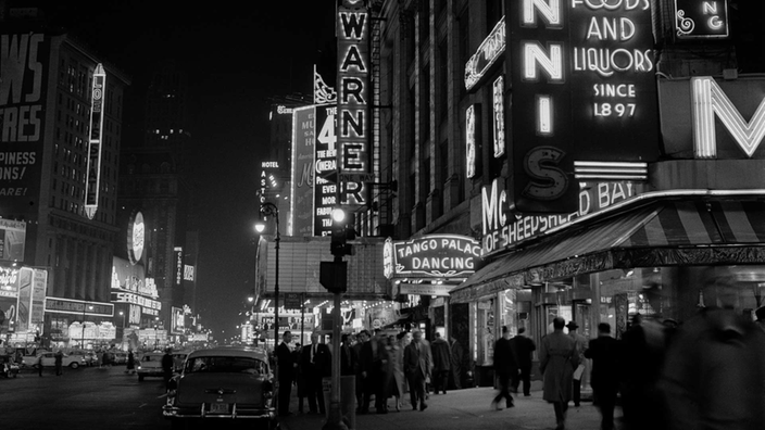 Schwarzweiß-Bild: New Yorker Broadway bei Nacht. | Bildquelle: akg-images/Paul Almasy Schwarzweiß-Bild: New Yorker Broadway bei Nacht.
