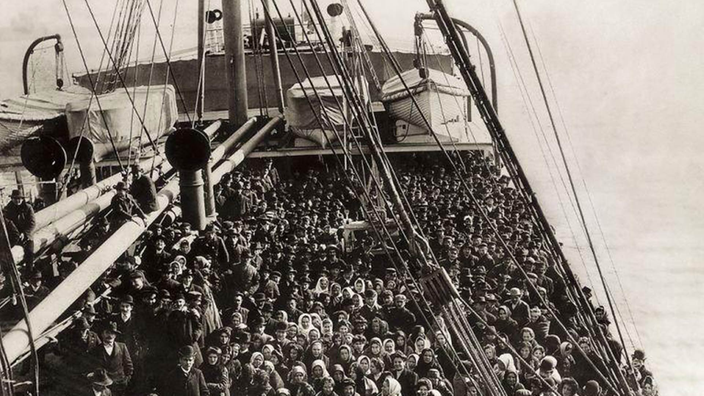 Segelschiff im 19. Jahrhundert, voll besetzt mit Einwanderern, die nach New York wollen.