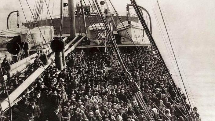Segelschiff im 19. Jahrhundert, voll besetzt mit Einwanderern, die nach New York wollen. | Bildquelle: Interfoto Segelschiff im 19. Jahrhundert, voll besetzt mit Einwanderern, die nach New York wollen.