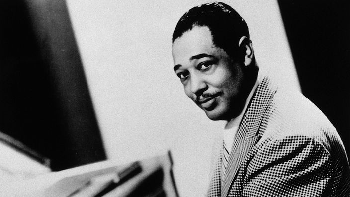 Schwarzweiß-Bild: Duke Ellington am Klavier.