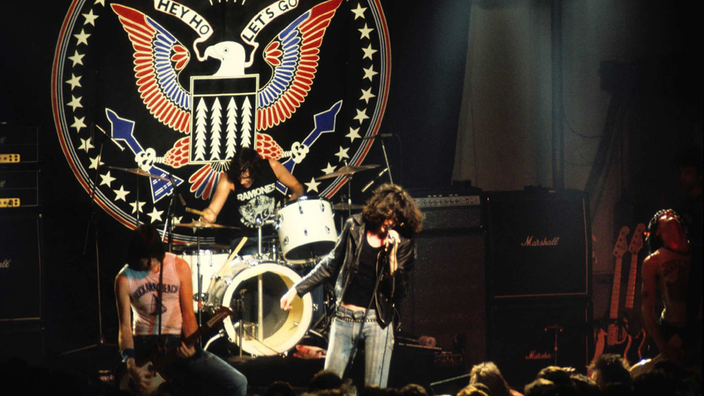 Die Punkband Ramones bei einem Auftritt.