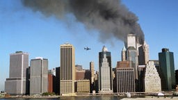 Terrorangriff auf das World Trade Center in New York: Ein Turm brennt, ein Flugzeug nähert sich dem anderen Turm