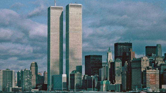Die "Twin Towers" des World Trade Centers überragen die Skyline von New York