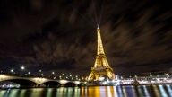Beleuchteter Eiffelturm in der Nacht
