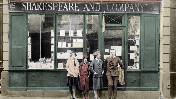 Hemingway und drei Damen vor der Buchhandlung "Shakespeare and Company"