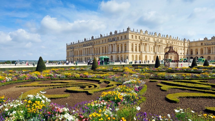 Schloss Versailles mit dem Garten Parterre du Midi | Bildquelle: Mauritius/Rafael Ostgahte Schloss Versailles mit dem Garten Parterre du Midi