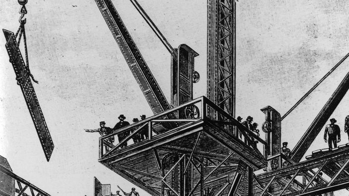 Historischer Stich: Arbeiter beim Bau des Eiffelturms erwarten einen Stahlträger von einem Kran.