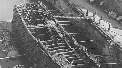 Das Schwarzweiß-Foto zeigt, wie die Vasa aus dem Wasser gehoben wurde