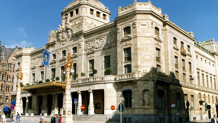 Das Foto zeigt die prachtvolle Fassade des Dramatischen Theaters | Bildquelle: WDR/Paul Eckenroth Das Foto zeigt die prachtvolle Fassade des Dramatischen Theaters
