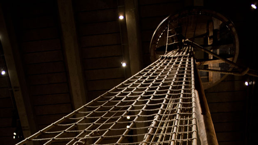 Das Foto blickt an den langen Masten der Vasa empor