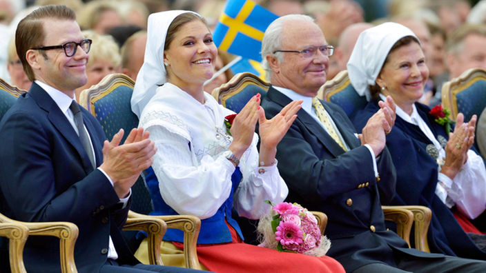 Prinz Daniel von Schweden, Kronprinzessin Victoria, König Carl Gustav und Königin Silvia applaudieren