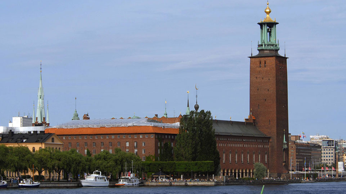 Das Stockholmer Rathaus mit seinem Turm mit goldener Spitze