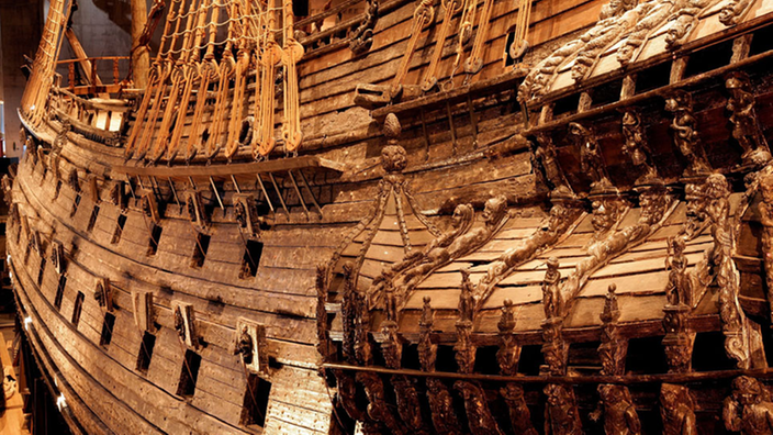Das Bild zeigt die geöffneten Kanonenluken der Vasa