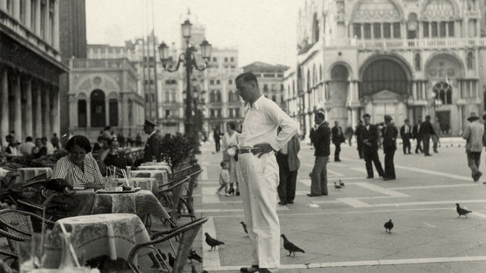 Schwarzweiß-Bild von 1937: Touristen auf dem Markusplatz