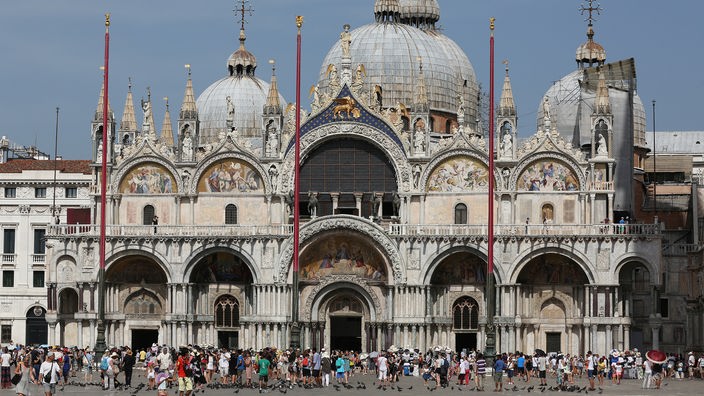 Die Basilika San Marco mit ihren Kuppeln und Verzierungen