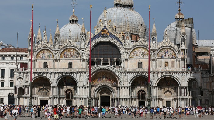 Die Basilika San Marco mit ihren Kuppeln und Verzierungen | Bildquelle: Reuters/Stefano Rellandini Die Basilika San Marco mit ihren Kuppeln und Verzierungen