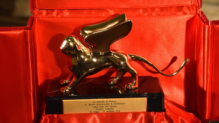 Statue eines goldenen Löwen mit Flügeln | Bildquelle: Piero Oliosi/Polaris/laif Statue eines goldenen Löwen mit Flügeln
