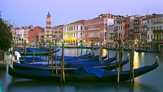 Venedigs Canale Grande mit Rialto-Brücke in der Dämmerung