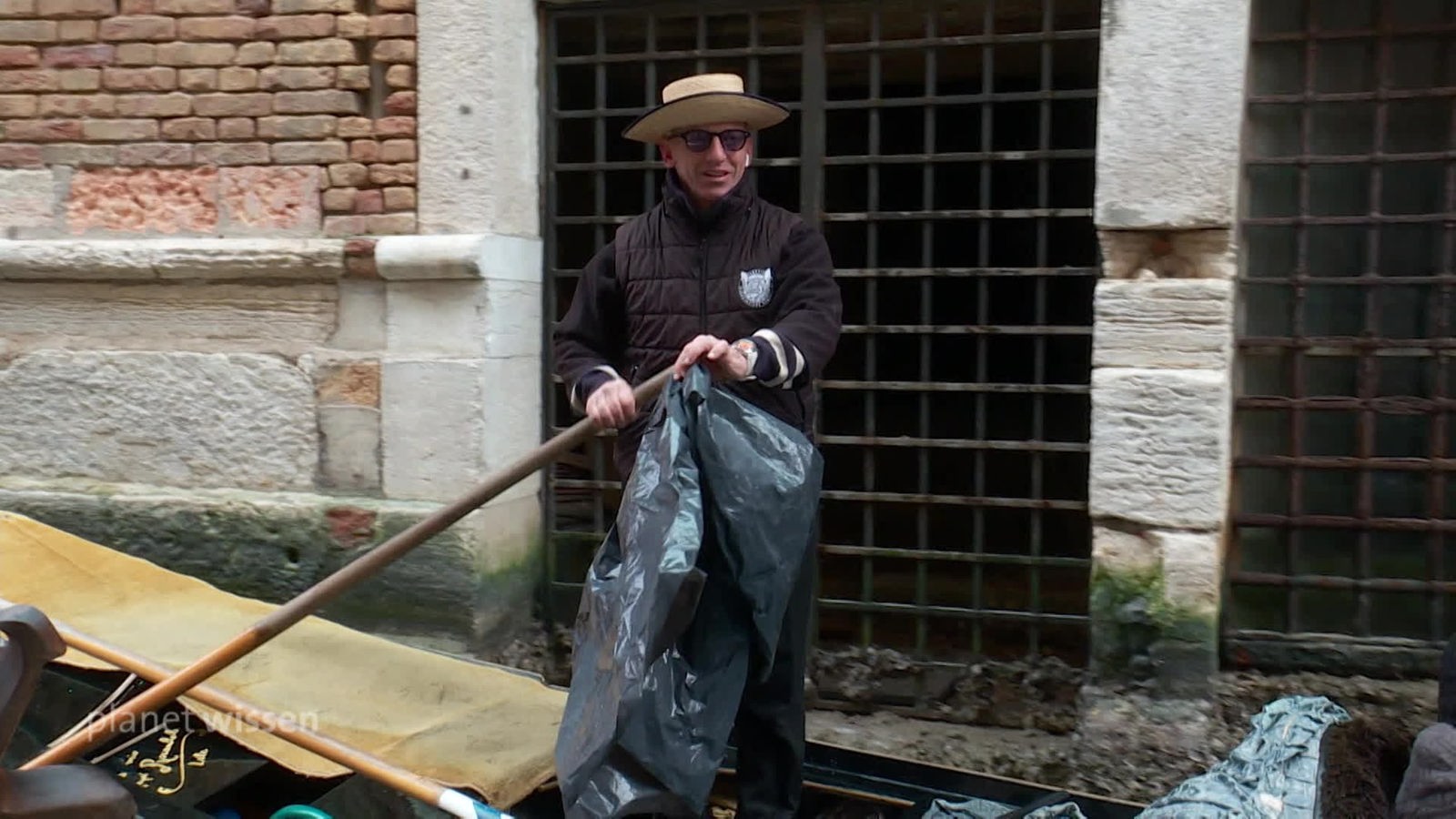 Screenshot aus dem Film "Gondolieri als Müllsammler"