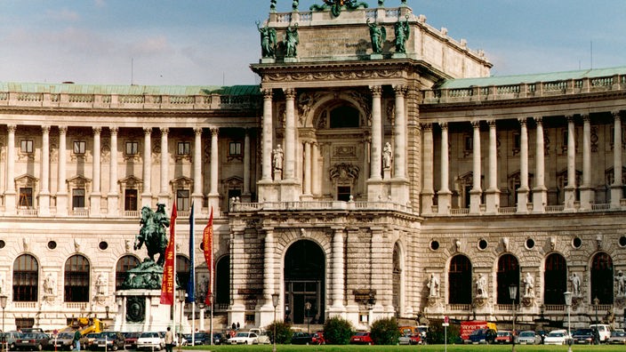 Die Neue Hofburg: ein monumentaler Rundbau mit einem Säulengang. (Rechte: WDR/Paul Eckenroth)