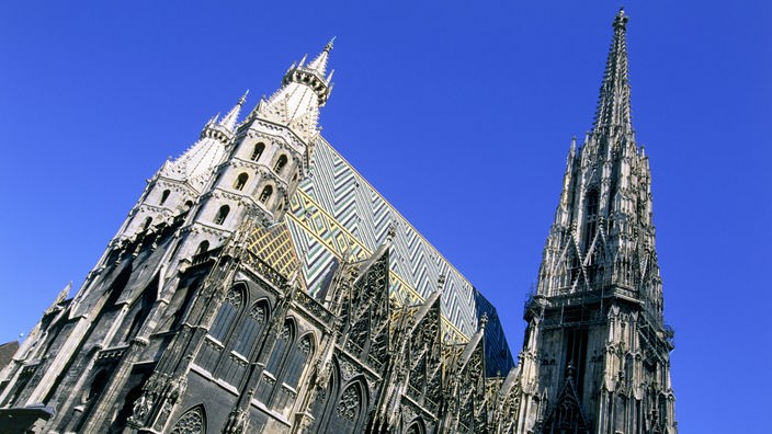 Aufnahme einer großen Kathedrale vor blauem Himmel.