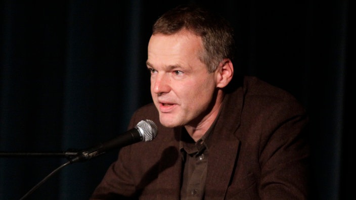 Porträtbild Wolf Haas. | Bildquelle: WDR/dpa/Eventpress Hoensch Porträtbild Wolf Haas.