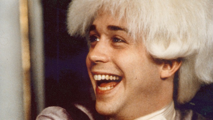 Filmausschnitt aus 'Amadeus': Tom Hulce als Mozart lacht | Bildquelle: Tobis Filmausschnitt aus 'Amadeus': Tom Hulce als Mozart lacht