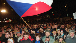 Menschenmenge mit tschechischer Nationalflagge.